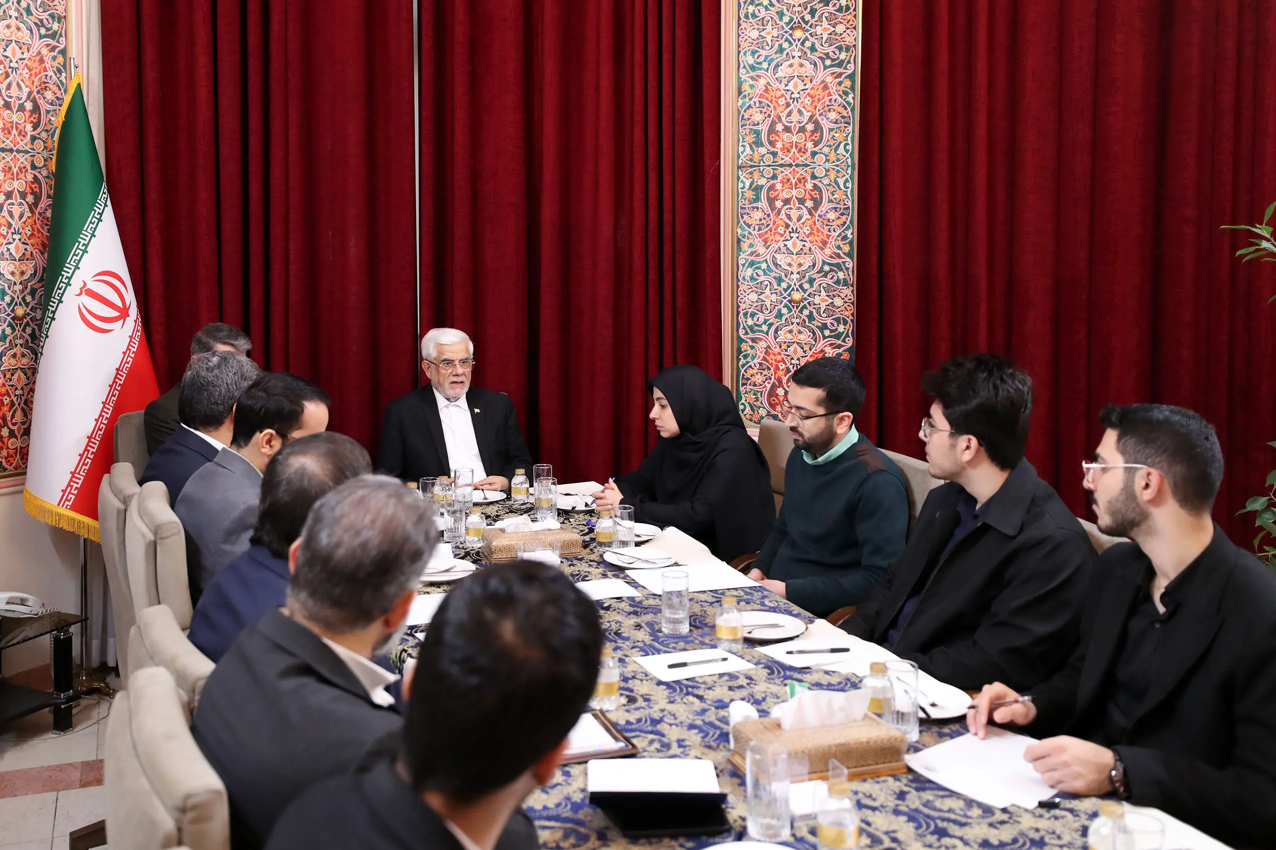 عارف: جنگ اصلی ما در حوزه علم و فناوری است/دانشجو و بازاری، محوریت نهضت اسلامی و مدیریت جریان‌ها را بر عهده گرفتند