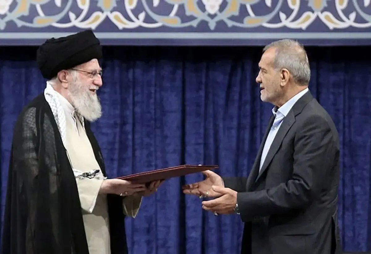 پزشکیان دفتر ریاست‌جمهوری را از محمد مخبر تحویل گرفت