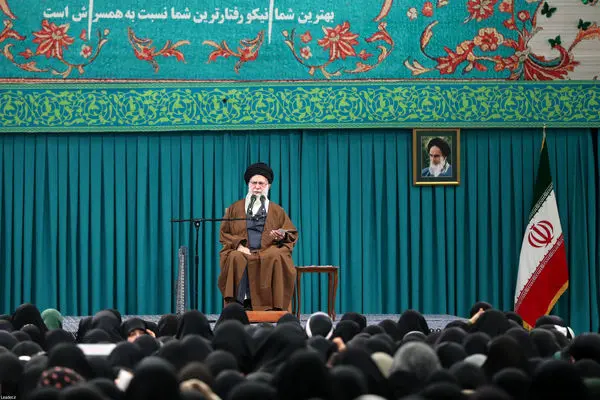 رهبر انقلاب: زن، کارگزار خانه نیست، مدیر است