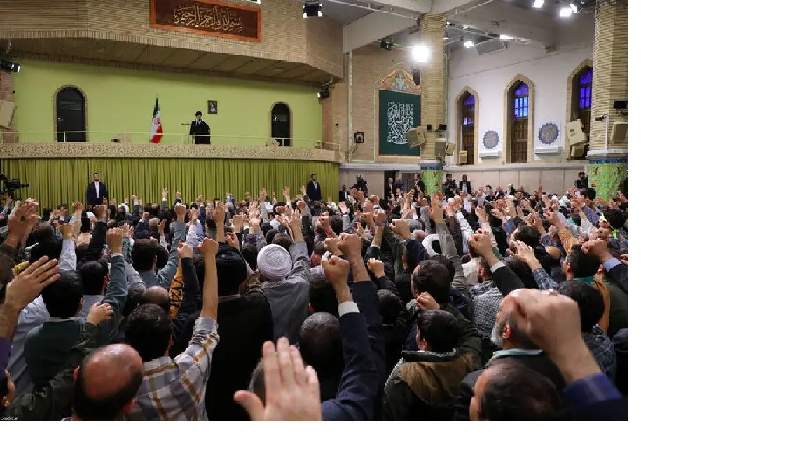 رهبر انقلاب: جوانان جلوتر از نقشه دشمن حرکت کنند