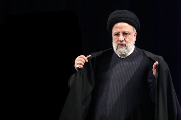 تصویری از حضور خانواده ابراهیم رئیسی در محل سقوط بالگرد